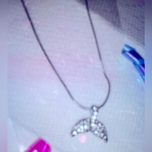 NEW CUTE Sparkly Fish Tail Charm Necklace Silver NWT 18-22” silver chain